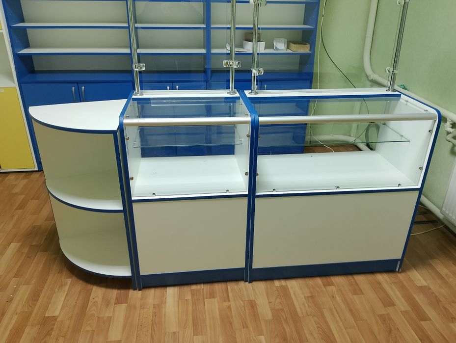 Меблі для аптеки в доброму стані