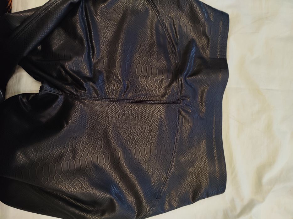 Legginsy na cienkim polarze z wężowej eko skóry.