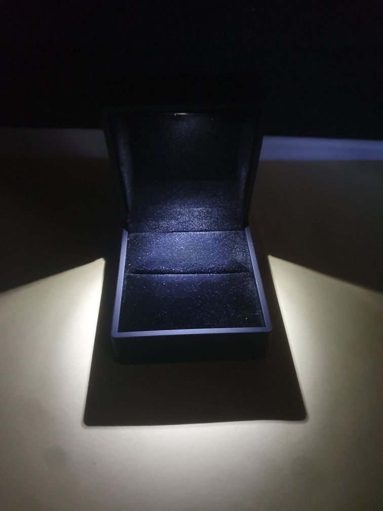 Pudełko na pierścionek z podświetleniem LED w kształcie małża