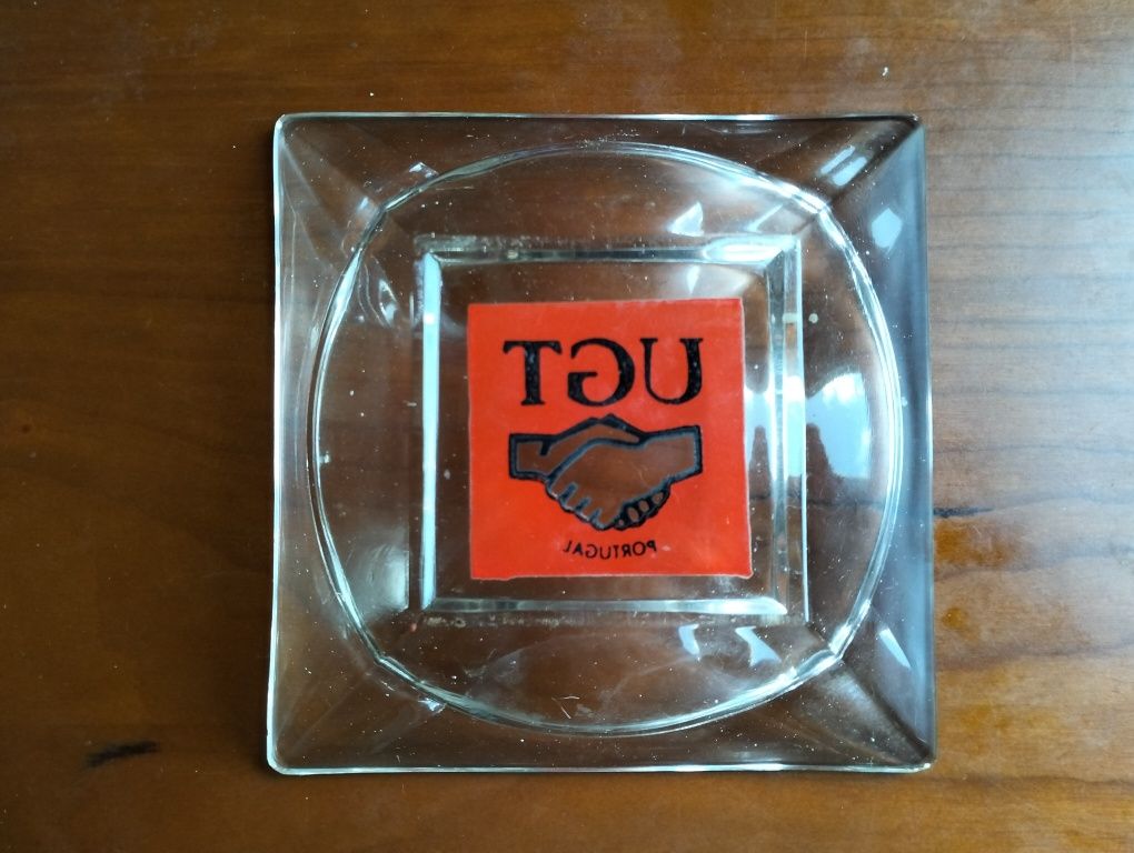 Cinzeiro da UGT em vidro