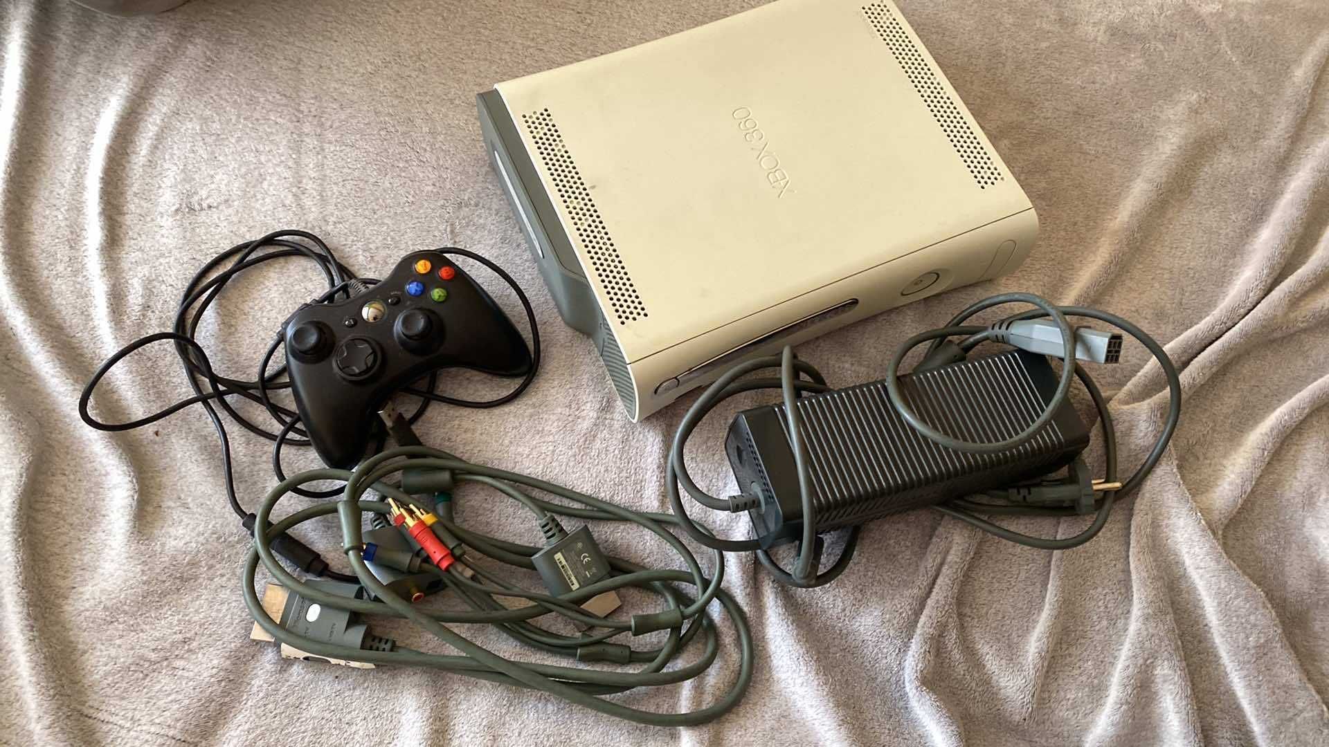 Xbox 360 idealny + gry GTA IV, Fight Night Champion + pad + zasilacz