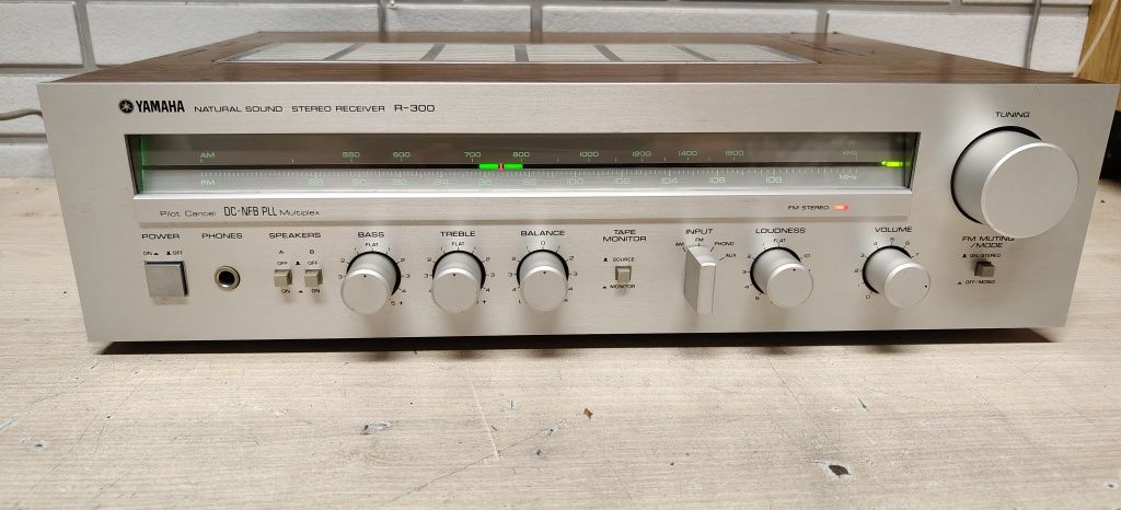 Amplituner YAMAHA R-300. Vintage