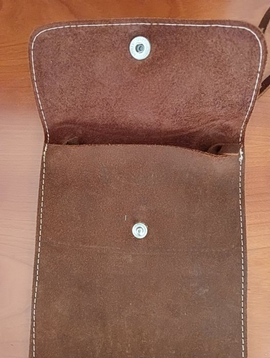 Bolsinha pele 
Muito estreita
Muito pouco usada