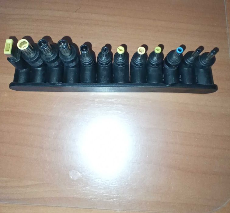 Універсальний автоматичний адаптер ноутбука