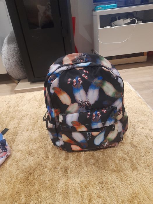 Mochila escolar nova com etiqueta.