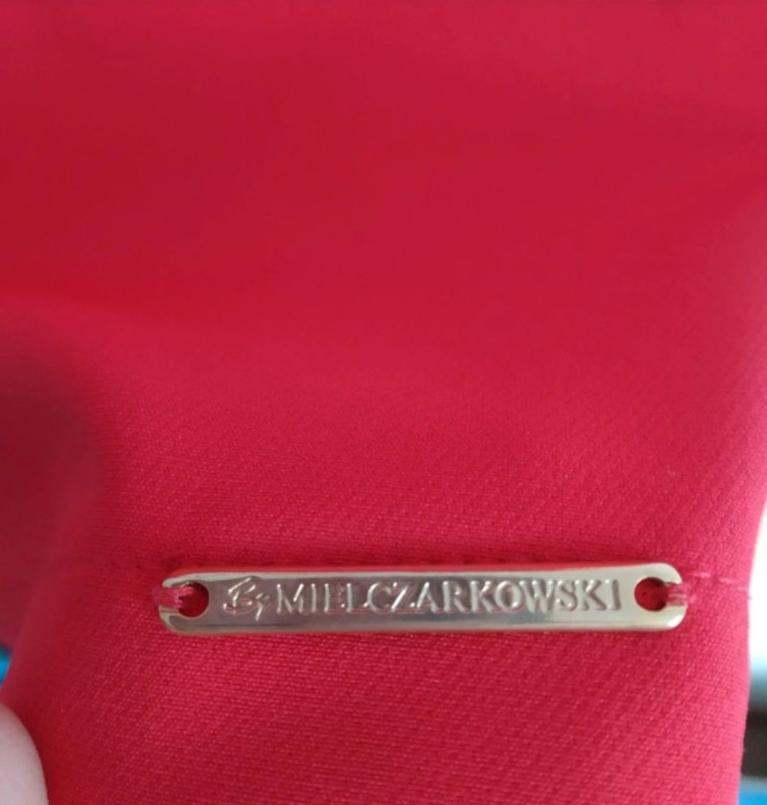 Czerwona sukienka z głębokim dekoltem