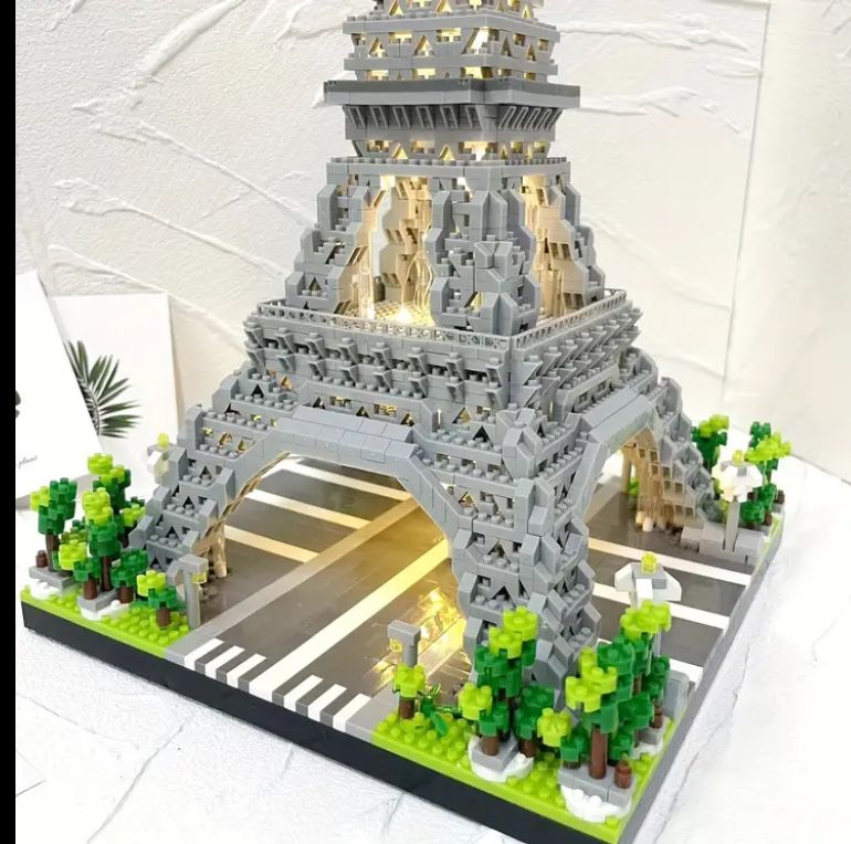 wieża Eiffla z klocków lego do ułożenia