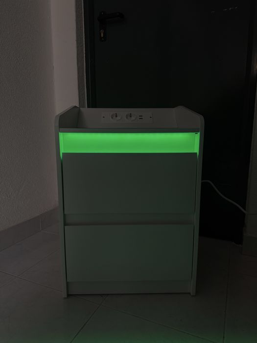 Mesa de cabeceira branca c/ tomada encastrada e LED’s