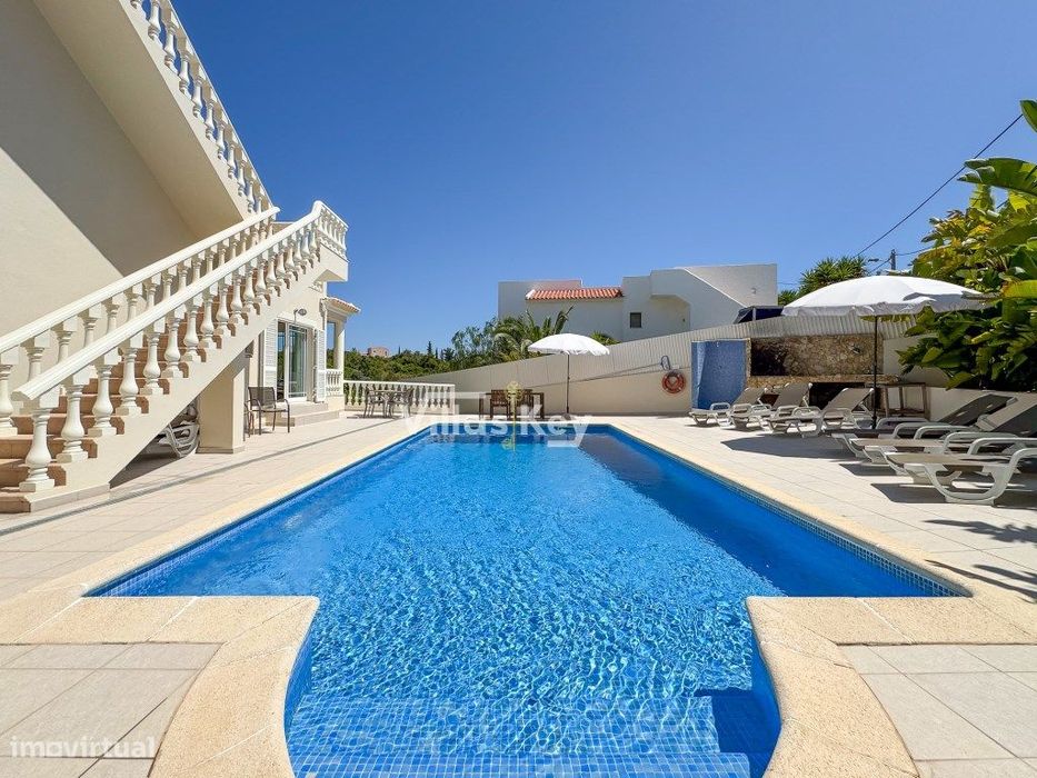 Moradia T4, com piscina, perto das praias, em Carvoeiro.
