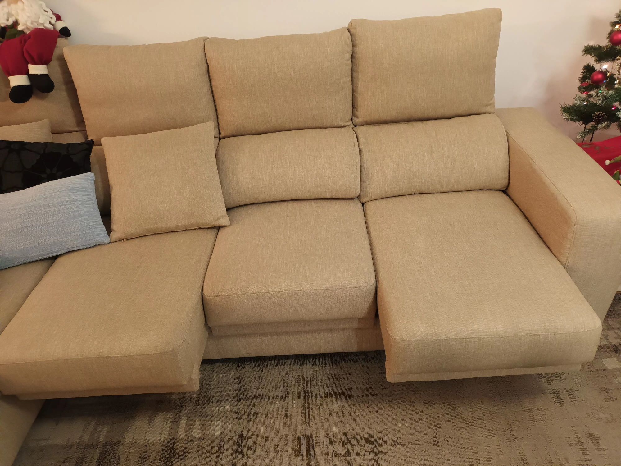 Sofá com chaise longue de 3 lugares com tecido impermeável.