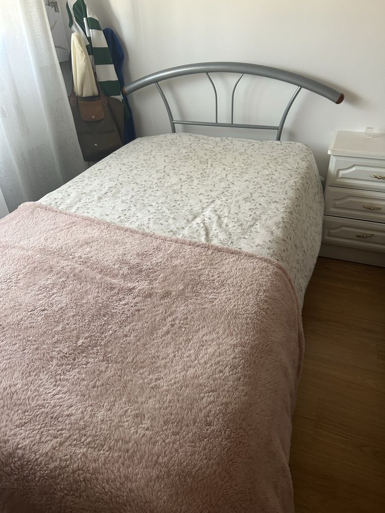 Cama de solteiro em ferro