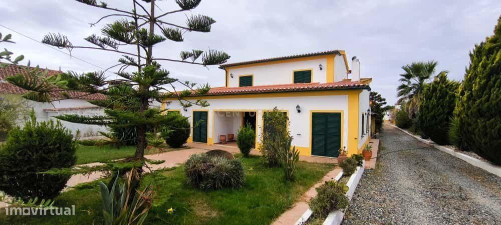 Descubra o charme e a tranquilidade do Alentejo nesta ampla vivenda