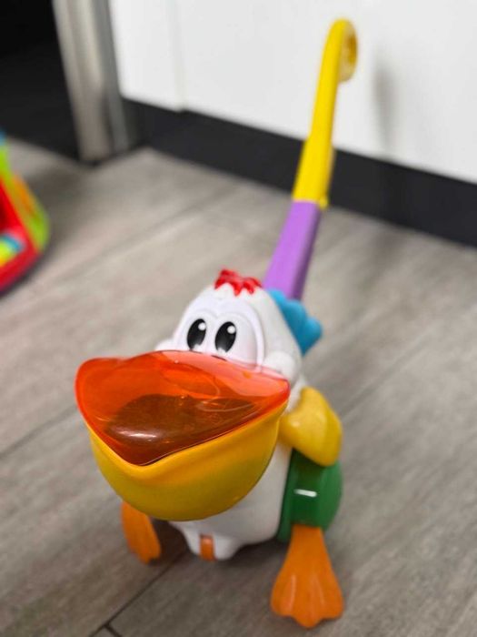 Іграшка-каталка "Пелікан" Kiddieland 500 грн