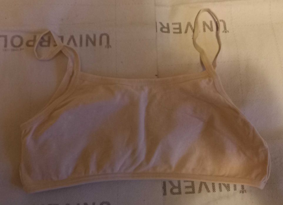 Zestaw staników sportowych i topów