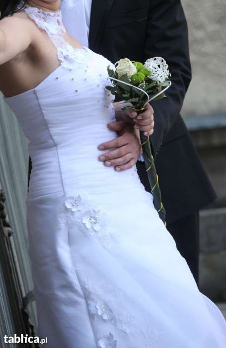 Wyjątkowa suknia ślubna z cyrkoniami Swarovskiego