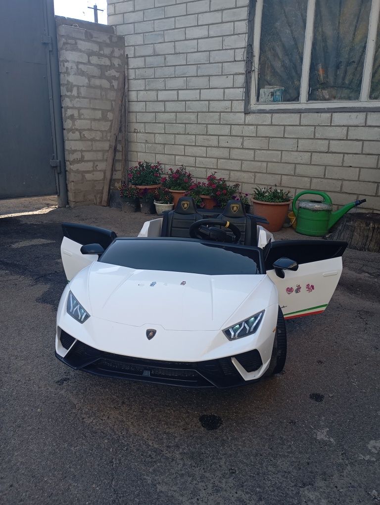 Дитячий, двомісний електромобіль Lamborghini з 4-ма електродвигунами.