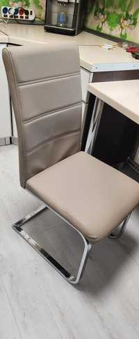 Dwa krzesła bujane kolor bezowy