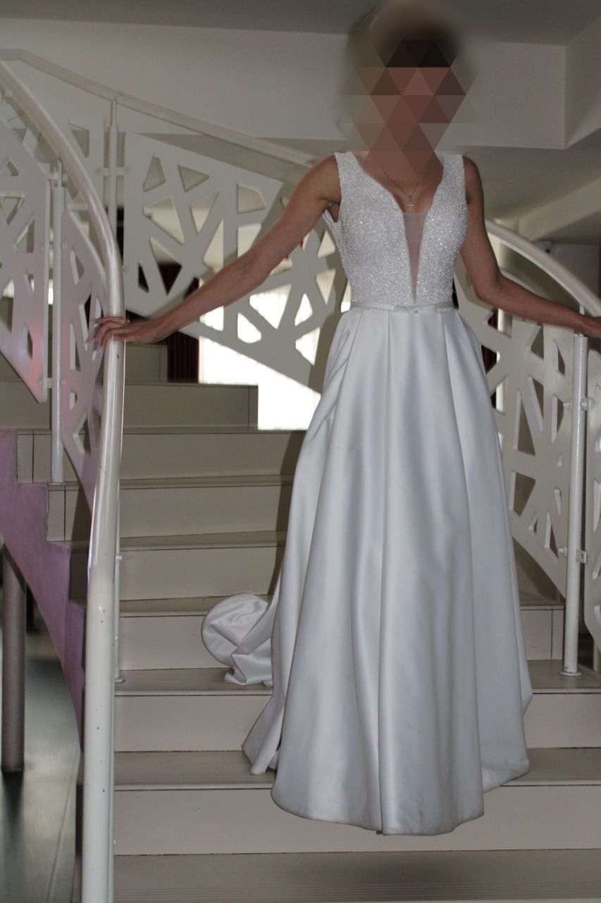 Przepiękna ślubna sukienka suknia w kolorze ecru.