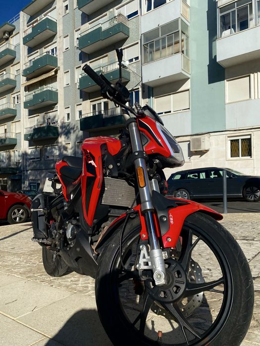 Moto rkf - vermelha