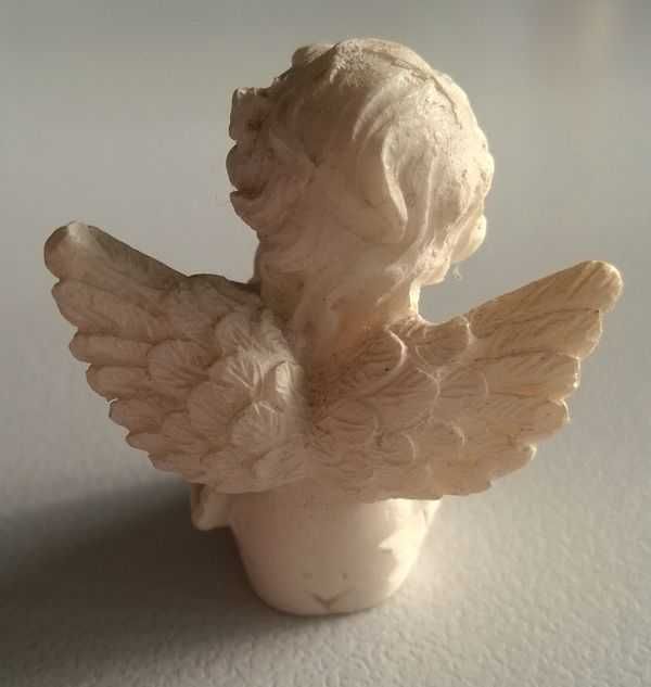 Figurki Aniołków Figurka Aniołek biały siedzący zamyślony 3cm