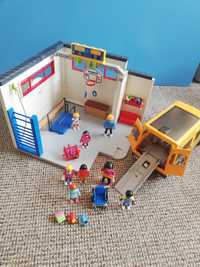 samochód szkolny PLAYMOBIL i sala gimnastyczna