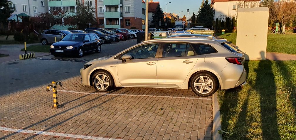 Toyota Corolla 1.8 Hybryda 2021 Salon PL 1-wszy wlaściciel.