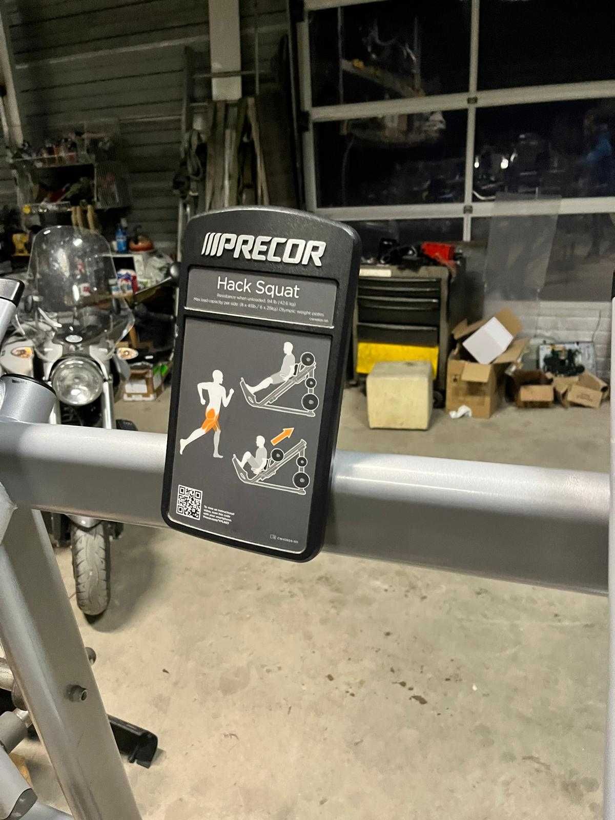 Maszyna na nogi Precor Hack Squat  Discovery Series Plate Loaded