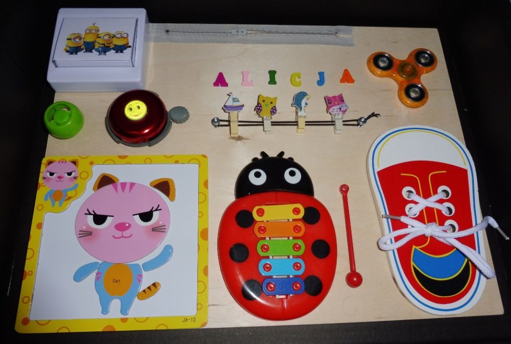 Tablica sensoryczna manipulacyjna Montessori z imieniem imię