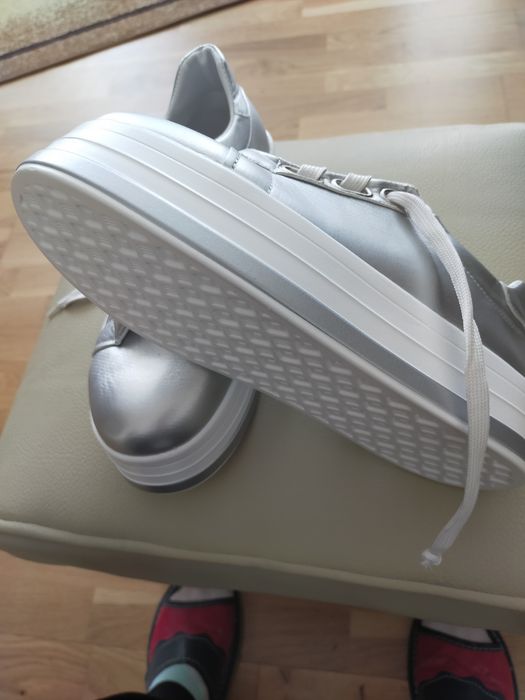 Srebne  buty damskie na grubym spodzie rozmiar 38