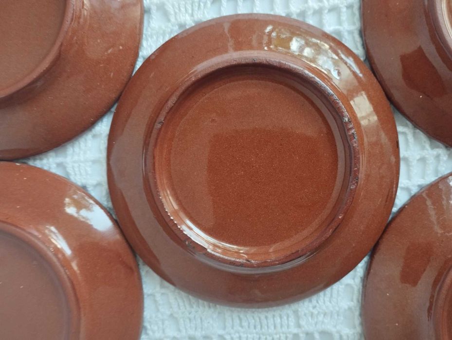 Ceramika bułgarska filiżanki i spodeczki