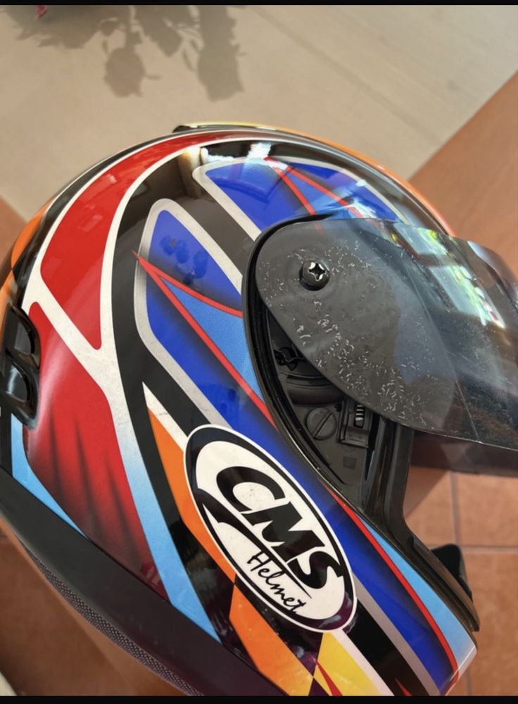 Capacete s/m com marcas de uso  .