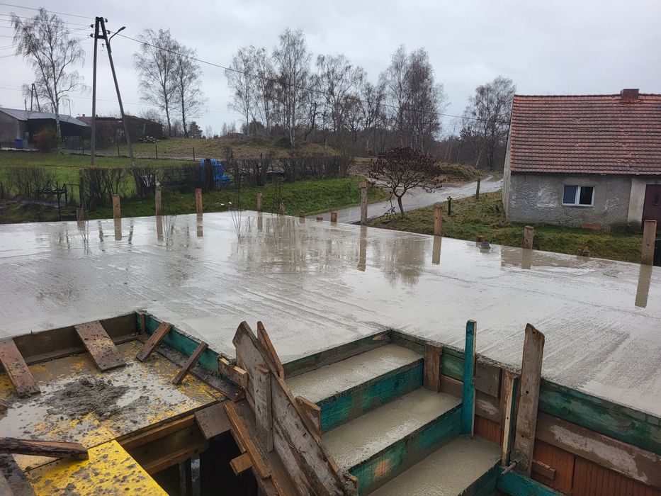 Stany surowe, stropy, murowanie ścian.