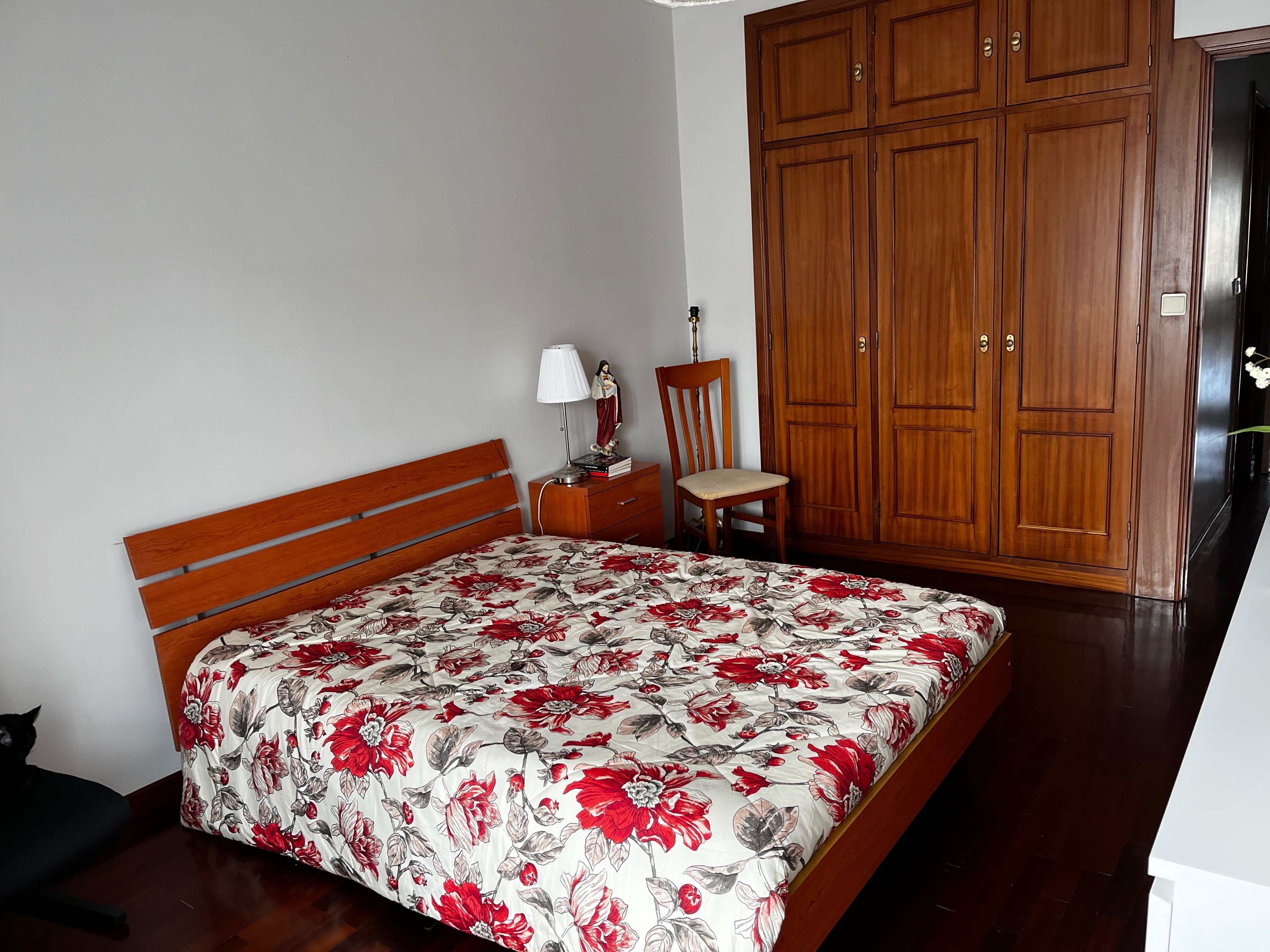 Cama de casal e mesa de cabeceira