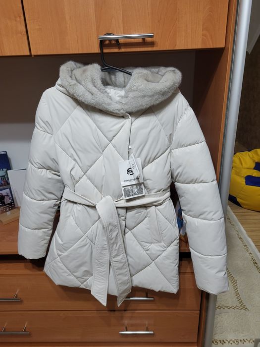 Зимній пуховик .