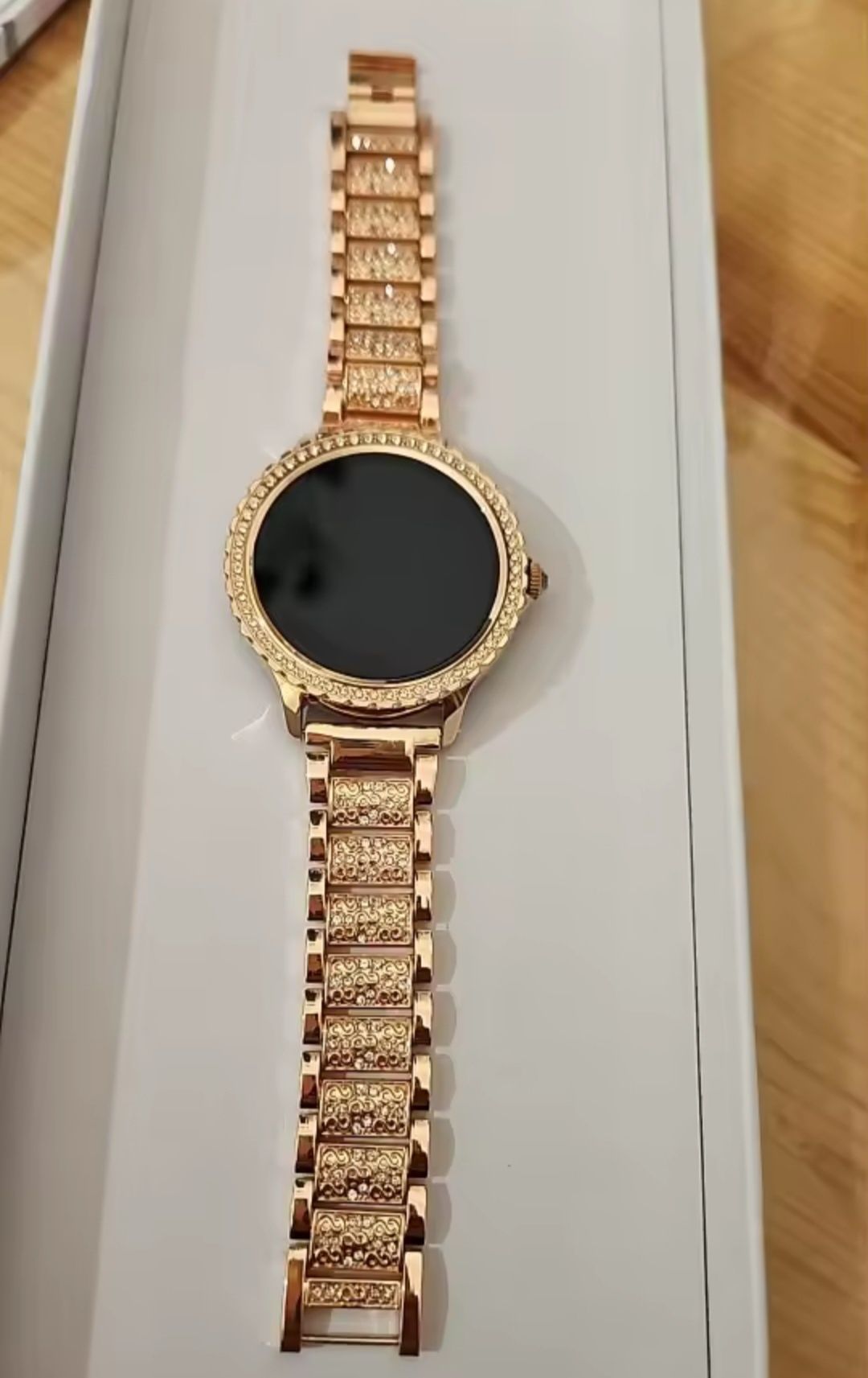 Złoty smartwatch z cyrkoniami