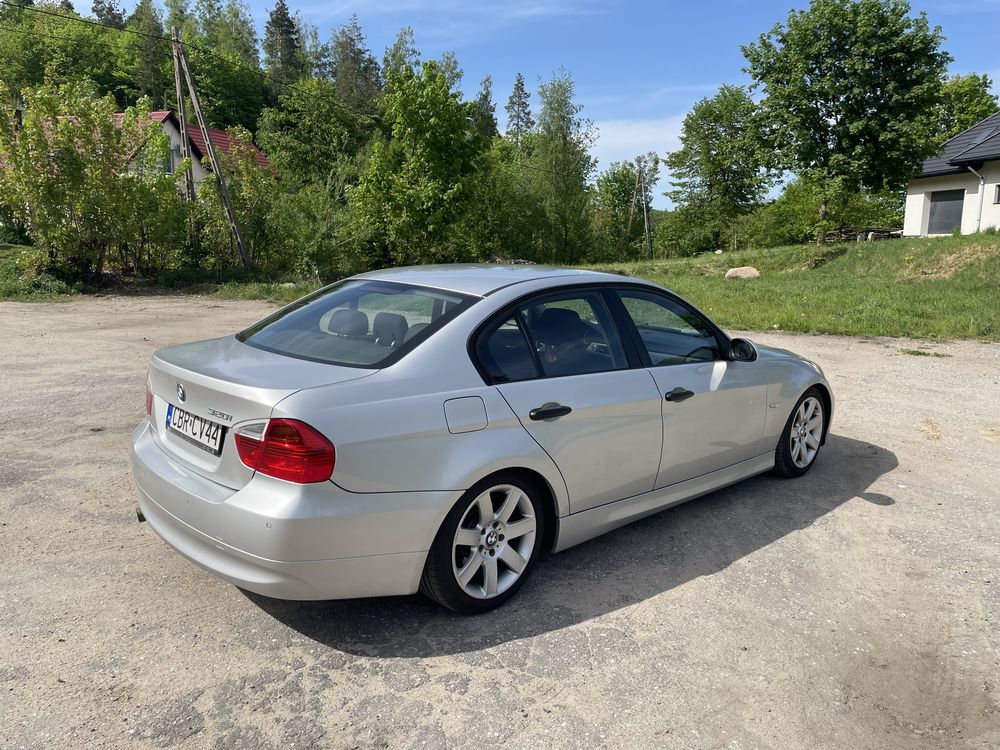 Sprzedam BMW E90 320i.