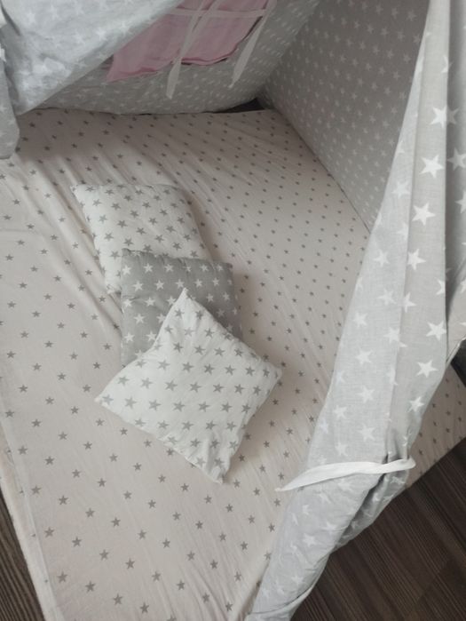 Namiot tipi, poduszki, materac, pokój dziecka.