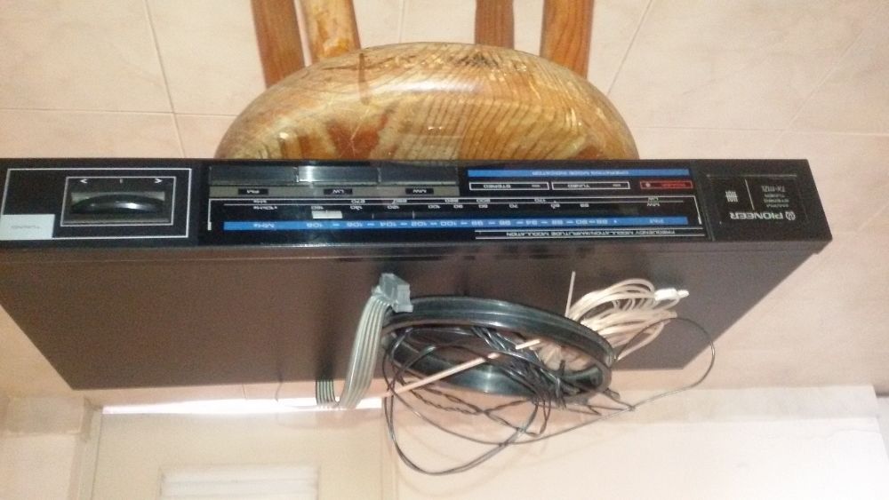 Bloco de rádio de antiga aparelhagem Pionner.