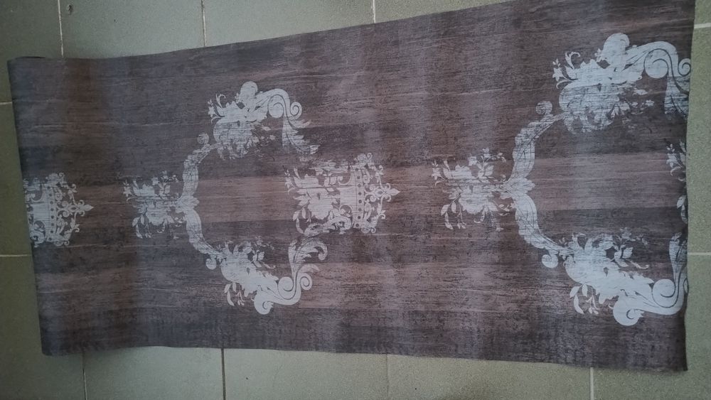 Tapeta ze wzorem błękitnym na brązowym tle