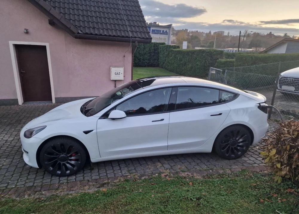 Tesla model 3 2021 року