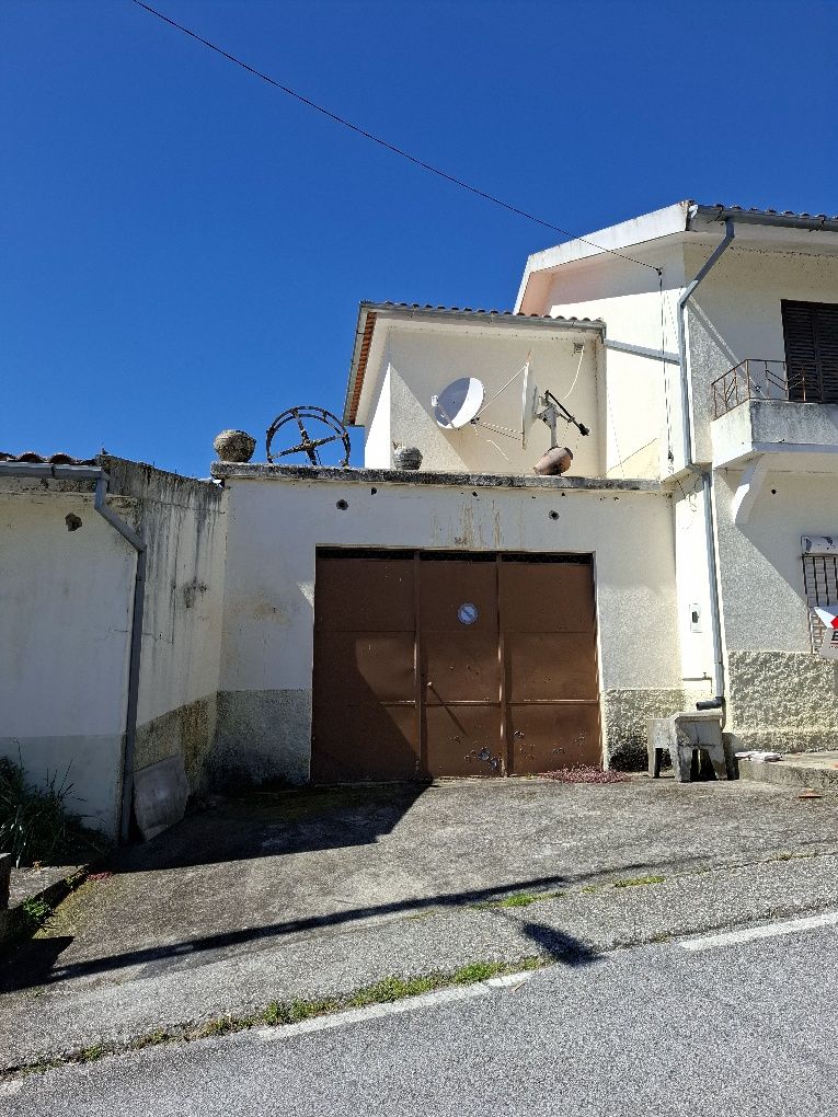 Moradia familiar, com café e loja comercial