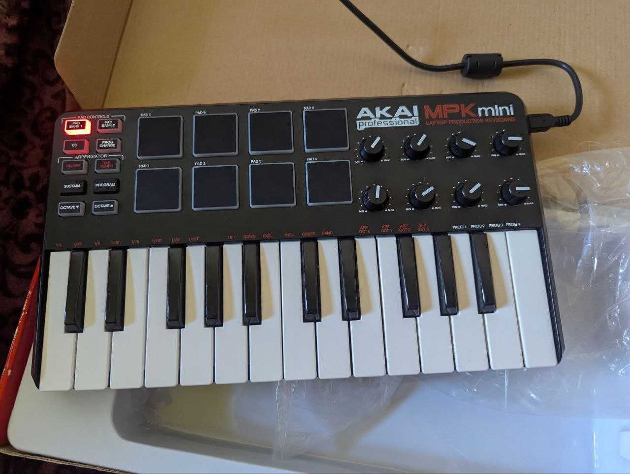 MIDI клавіатура AKAI MPK mini гарний стан повний коплект