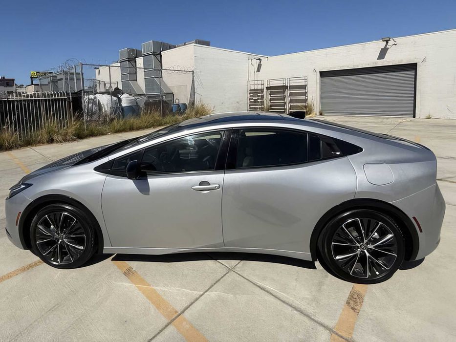 Toyota Prius      2024