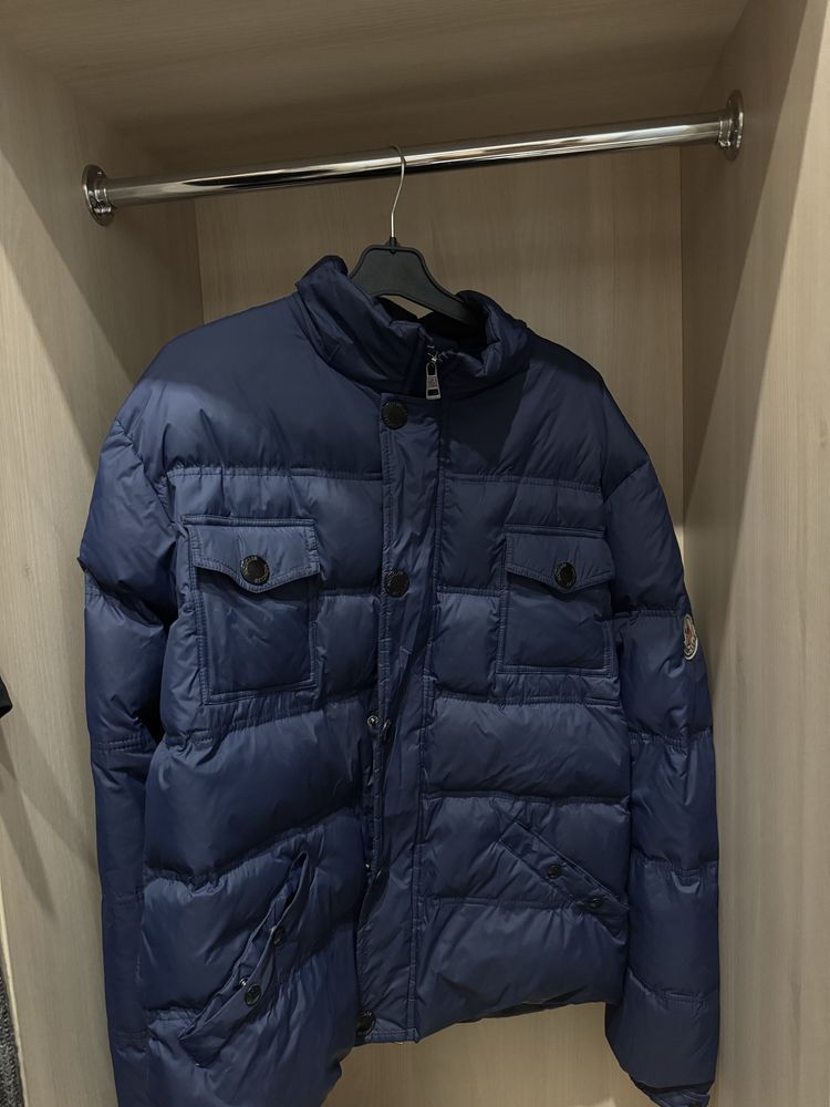 Продам Пуховик Moncler  р.L