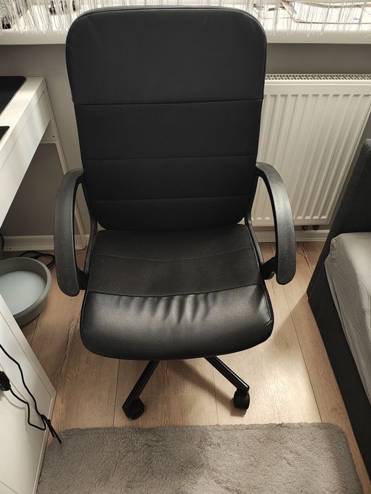IKEA czarne krzesło obrotowe, fotel biurowy, do biurka.
