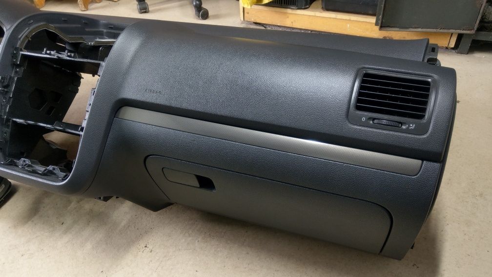 Deska rozdzielcza konsola schowek airbag VW Golf V 5
