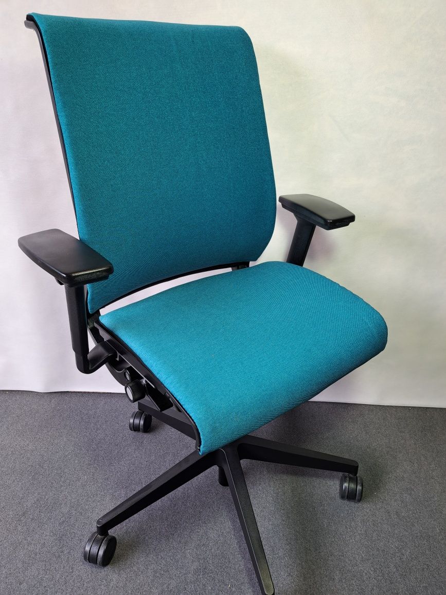 Fotel biurowy obrotowy  Steelcase Think. Turkus/morski