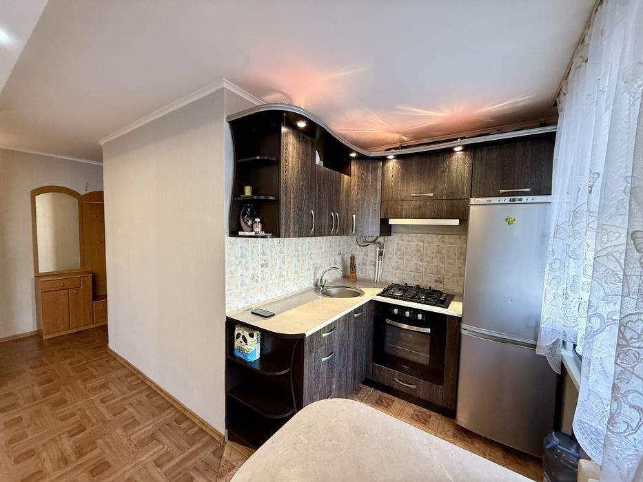 Двухкомнатная студия с ремонтом в Лесках.2/5 кирпич.