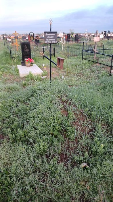 Уборка могил, покраска оград.