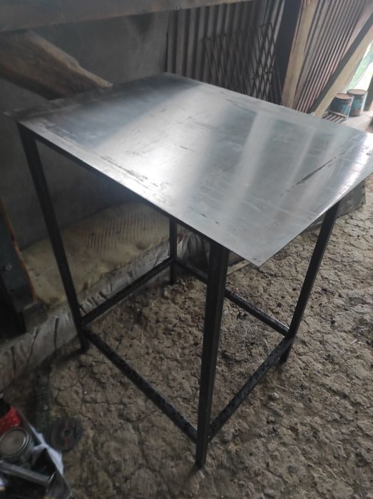 Металлический стол с нержавеющей  поверхностью